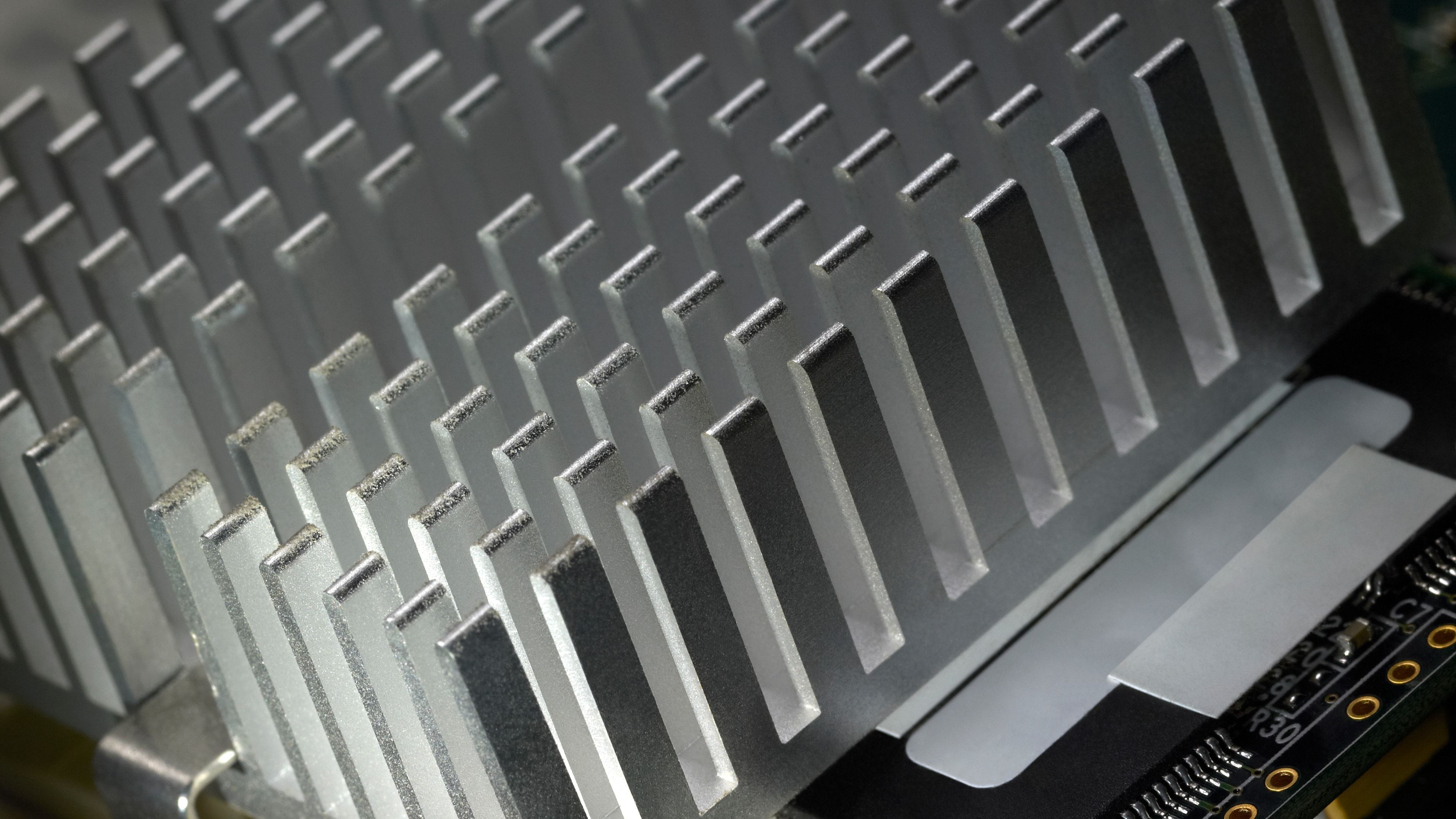 Disipador de aluminio con aletas sobre placa electrónica
