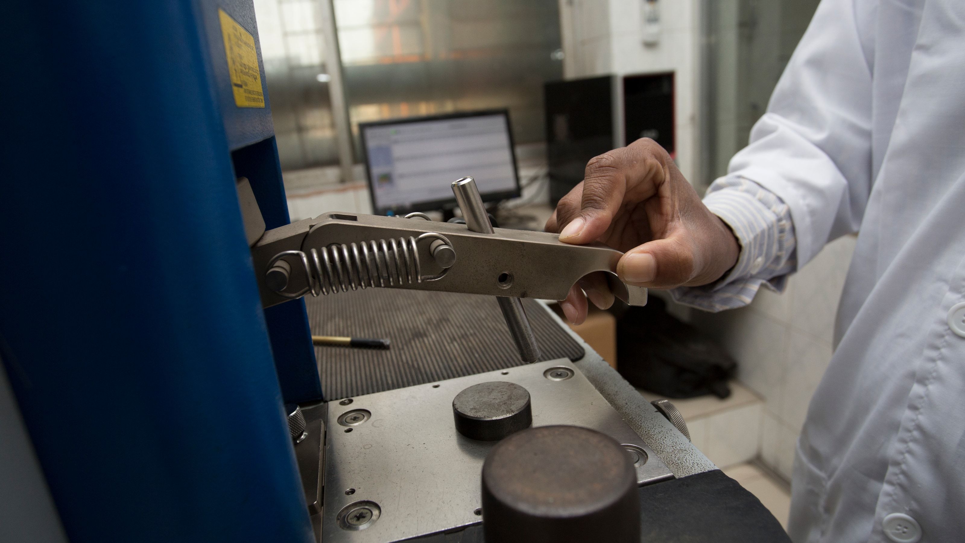 Ensayo de una pieza metálica en laboratorio