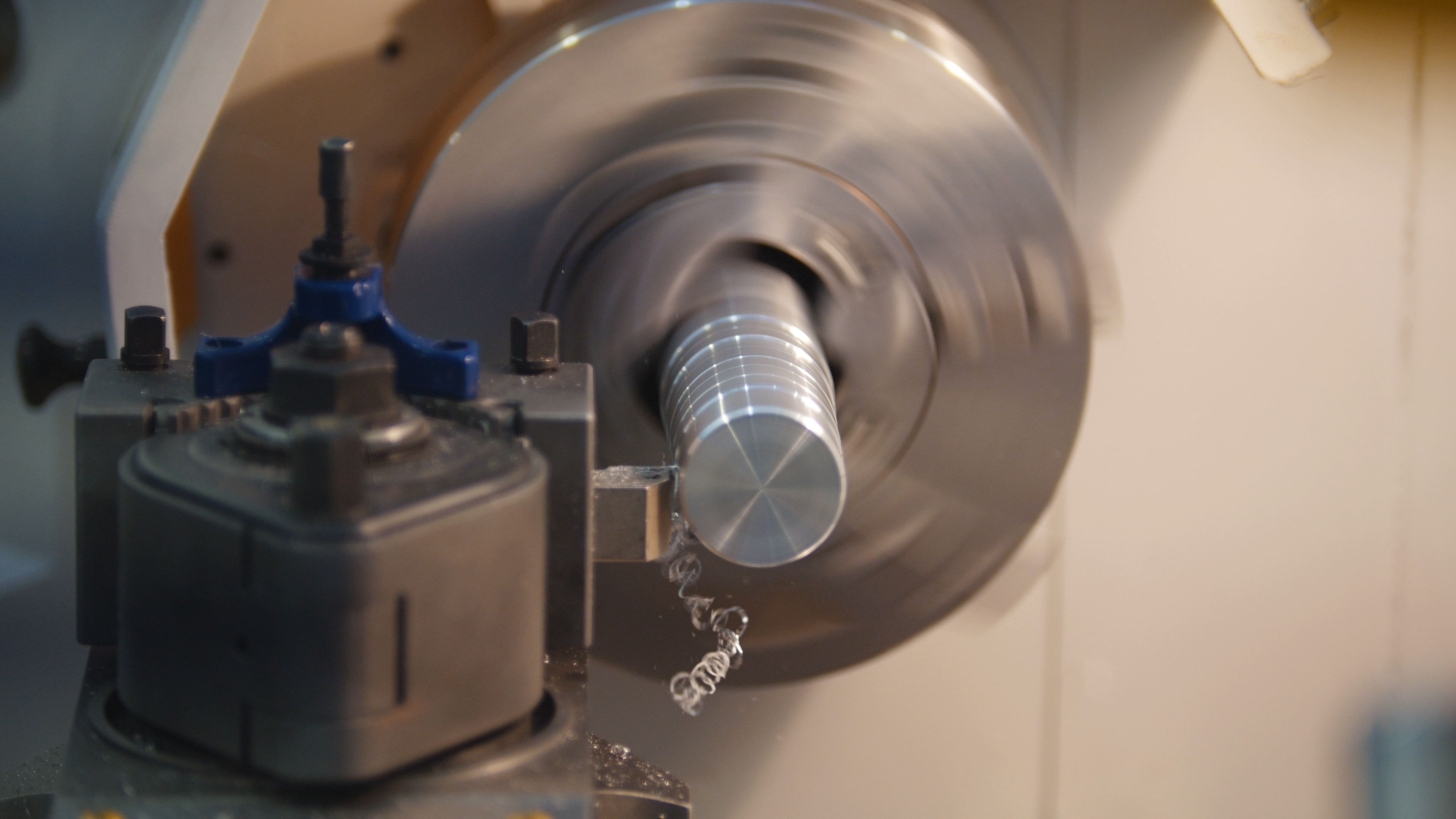 Mecanizado CNC de una pieza de aluminio en torno